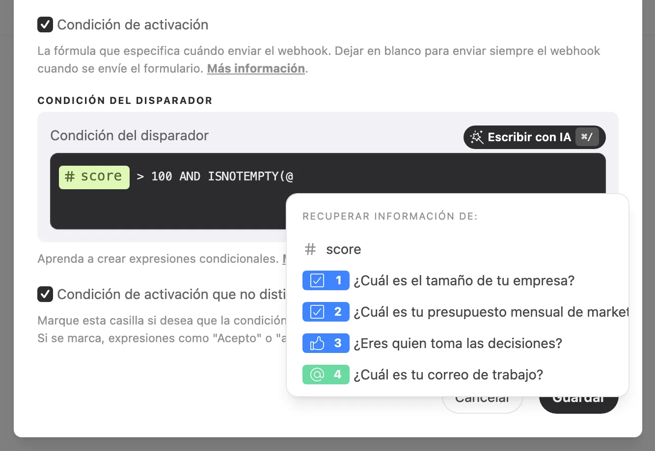 El menú que se abre al escribir @, con la variable score y las preguntas del formulario